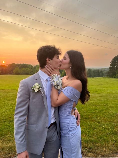 Couples; Love; Casal; Amor; Kiss; photography Matching Formal Outfits For Couples Prom Dresses, Semi Formal Couple Pictures, Semi Formal Poses Photo Ideas, Periwinkle Prom Dress Couple, Prom Goals Couples, Hoco Dresses Couples, Prom Poses Couples Same Height, Men Prom Poses, Periwinkle Prom Couple