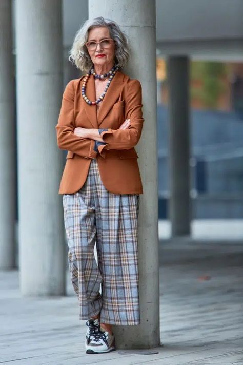 Street Style Aesthetic, Mode Tips, Older Women Fashion, Advanced Style, 50 Style, Mode Casual, Looks Street Style, Outfit Trends, Outfits For Women