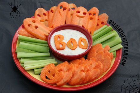 Simple Carrot Garnish Ideas - Gala in the kitchen Halloween Veggie Ideas, Halloween Carrots, Halloween Vegetable Tray, Halloween Veggie Tray Ideas, Halloween Veggies, Carrot Garnish, Food Decoration Ideas, Halloween Veggie Tray, Halloween Mat