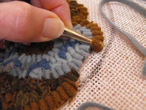 Rug Hooking Patterns Free, Rug Hooking Tutorial, Rug Hooking Patterns Primitive, Rug Hooking Designs, Blue Teapot, Small Wall Hangings, Primitive Rugs, Rug Hooking Patterns, Tie Dye Colors