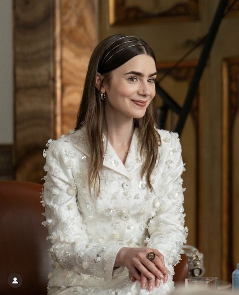 Emily In Paris Season 4, Emilyinparis Outfits, Paris Hairstyles, Emily In Paris Aesthetic, Emily In Paris Lily Collins, Emily In Paris Style, Paris Lookbook, ليلي كولينز, Beautiful Movies