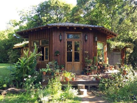 Materials: Natural wood, stone, metal. Space Efficiency: Fold-out tables, hidden storage, multi-use spaces. Outdoor Integration: Porches, large windows, outdoor seating, and fire pits. Energy Efficiency: Solar panels, insulated windows, wood-burning stoves. #Tags for Tiny House Log Cabin Style: #TinyHouse #LogCabin #TinyCabin #SmallHomeDesign #CottageLiving #RusticLiving #OffGridLiving #TinyHouseLifestyle Hexagon House Exterior, House By The Woods, Honey House Design, Octogan House, Octagon Cabin, Tiny House Design Small Cottages, Hexagonal House, Hexagon House, Log Cabin Style