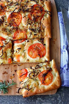 This Focaccia with Caramelized Onions and Tomatoes is the perfect appetizer for your next girls night. Caramelized Onions Recipe, Rosemary Recipes, Focaccia Bread Recipe, Focaccia Recipe, Focaccia Bread, Caramelized Onion, Think Food, Idee Pasto Sano, Bread Recipes Homemade