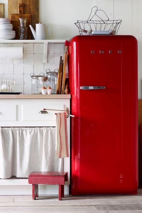 Our 20 Favorite Design Ideas to Steal from Vintage Kitchens - 20 Vintage Kitchen Design Ideas We'll Love Forever 50s Style Kitchens, Retro Diner Decor, Vintage Kitchen Sink, Smeg Fridge, Refrigerator Decoration, Diner Decor, Square Kitchen, Vintage Appliances, Retro Diner