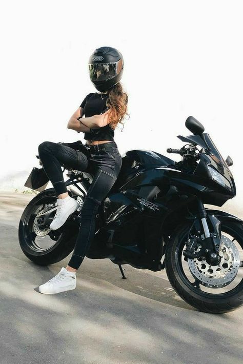 Motorcycle Helmets For Women, Helmets For Women, Female Motorcycle, Female Leader, Motorcycle Gear, Motorcycle Helmets, Motorcycles, Bike