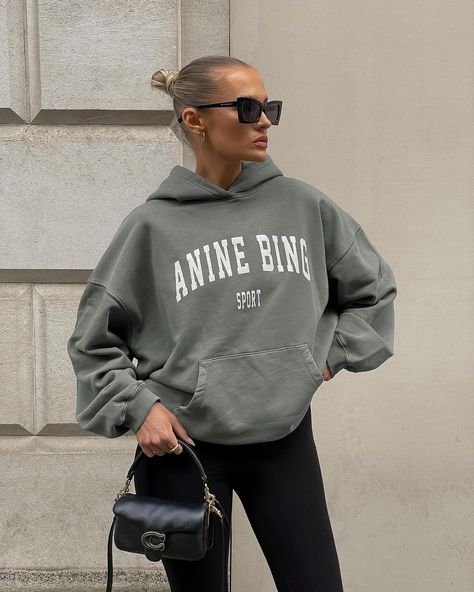 Anine Bing Sweater, Anine Bing Hoodie Outfit, Anine Bing Sweatshirt Outfit, Anine Bing Sweatshirt, Annie Bing, Sweatshirt Street Style, Sweats Outfit, Chic Sweatshirt, Chill Fits