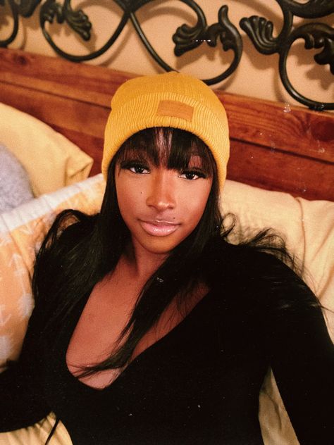 Beanie And Bangs, Bangs And Beanie, Wig And Beanie Outfit, Beanie Natural Hair, Bangs With Beanie, Bangs With Beanie Hat, Beanie With Bangs, Beanies On Black Women, Black Beanie Outfit Baddie