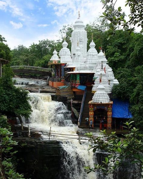 The #JatmaiTemple southeast of #Rajim in #Chhattisgarh snuggles along the far side of the cascade almost till where it drops hundreds of feet below to form a stunning fall. Image by: Chhattisgarh Tourism Board College Photos, India Travel Places, Temple India, Indian Temple Architecture, Krishna Hd, Ancient Indian Architecture, Temple Photography, Amazing India, Travel India