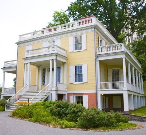 Alexander Hamilton commissioned John McComb Jr. to build this two-story Federal-style house on his 32-acre estate in Upper Manhattan. Antebellum House Plans, Hamilton Quiz, Brick Ranch Houses, Federal Style House, Awesome Houses, House Plan With Loft, House Plans With Pictures, Home Nyc, Historic Landmarks