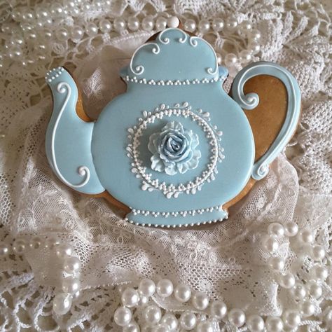 Teapot in blue - Cake by Teri Pringle Wood Cookie With Royal Icing, Tea Party Cookies, Tea Cup Cookies, Cookies Royal Icing, Pot Cookies, Teapot Cookies, Iced Biscuits, Blue Teapot, Keepsake Gifts