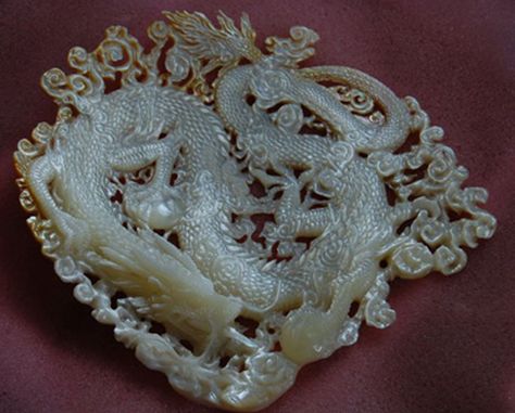 mother of pearl shell carving of dragon [similar, but not same, as one posted earlier] Beach Glass Crafts, Antique Fans, Jade Dragon, Gemstone Art, Mother Of Pearl Jewelry, Carving Art, Song Dynasty, Dragon Jewelry, Seashell Art