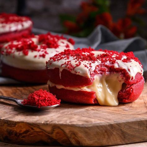 Red Velvet Donut, Donut Explorers, Red Velvet Donuts, Mouthwatering Food, Coffee Photos, Bakery Desserts, Yum Yum, Easy Homemade, Mini Cheesecake