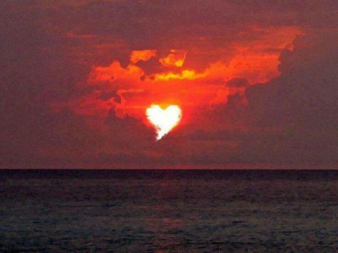 Heart Sunset! Hearts In Nature, Hearts Everywhere, Heart In Nature, 3 Hearts, Image Nature, I Love Heart, Heart To Heart, Sunset Beach, Love Hearts