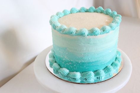 Aqua ombré smash cake. Turquoise Cake Birthday, Cake Turquoise, Aqua Cake, Ocean Birthday Cakes, Marine Cake, Turquoise Cake, Teal Cake, 12th Birthday Cake, Ocean Cakes