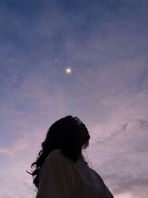 Looking At The Moon Aesthetic, Girl Looking Up At Sky, Guache Ideas, Moon Girl Aesthetic, Moon Photoshoot, Aesthetic Silhouette, Music Suggestions Instagram Story, Writing Photography, Best Friend Images