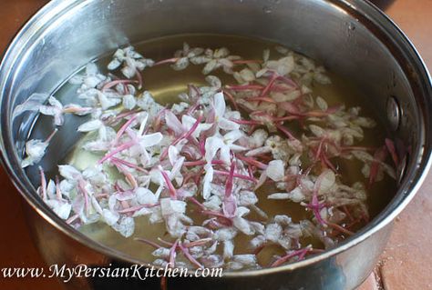 Jasmine Syrup - Ingredients  1 cups sugar 2 cups filtered water 1 cup fresh jasmine flowers Jasmine Syrup, Flower Syrup, Infused Liquors, Flower Recipes, Persian Kitchen, Cordial Recipe, Flower Desserts, Indoor Flowering Plants, Clean And Delicious