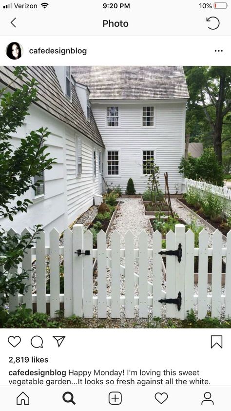 Colonial Garden, Garden Gate Design, Pebble Garden, Trendy Farmhouse, Gates Design, Farmhouse Landscaping, Potager Garden, White Picket Fence, Farmhouse Garden