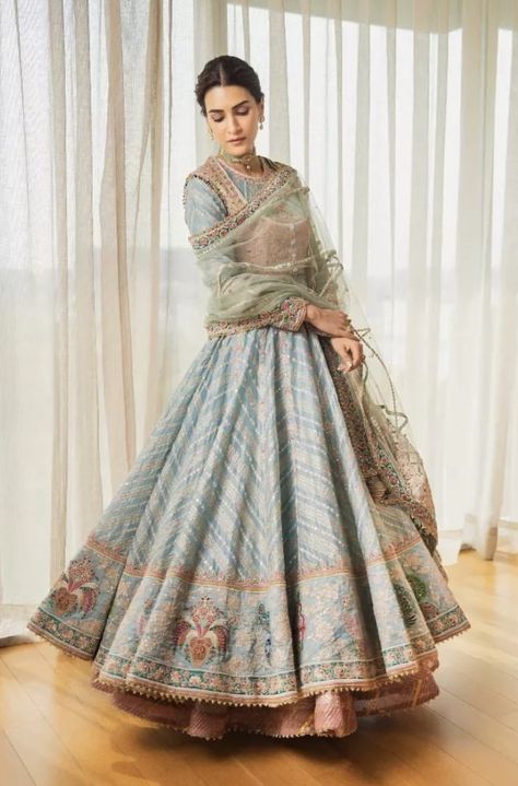 Indian Evening Gown, Desi Suits, Velvet Pakistani Dress, Indian Wedding Dress Traditional, Rimple And Harpreet Narula, Desi Clothing, Expensive Fashion, Ghaghra Choli, India Style