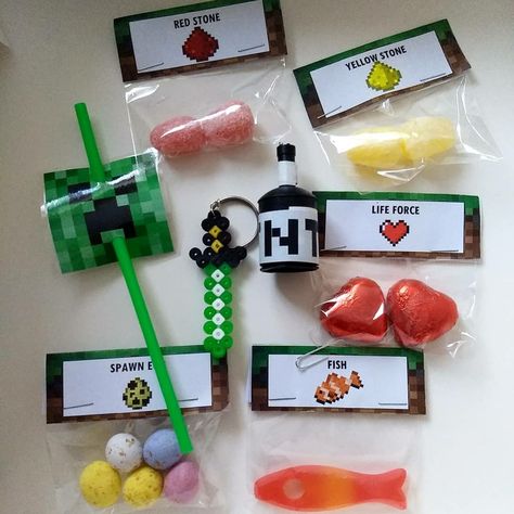 Minecraft Birthday Favors, Diy Minecraft Party Favors, Minecraft Party Favors, Diy Minecraft Birthday Party, Birthday Party Goodie Bags, Birthday Party At Park, Minecraft Birthday Cake, Minecraft Theme, Party Poppers