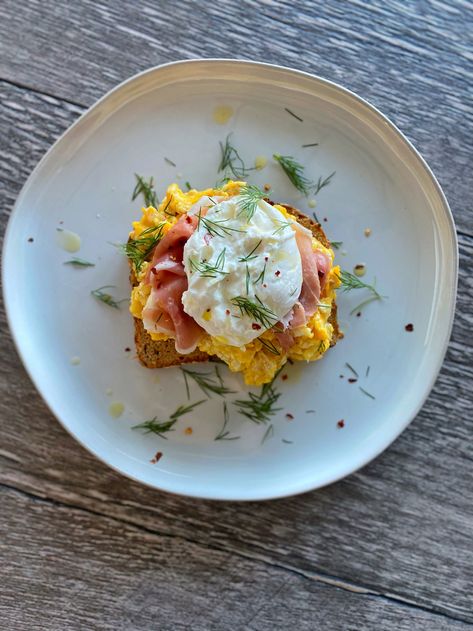 Egg And Burrata, Breakfast Burrata Toast, Toast With Scrambled Eggs, Burrata Egg Toast, Breakfast With Burrata, Burrata Toast Ideas, Burrata Breakfast Ideas, Burrata Eggs, Scrambled Eggs Aesthetic