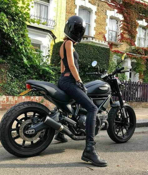 Biker Aesthetic Wallpaper, Motor Cafe Racer, Cafe Racer Girl, Biker Aesthetic, Motorbike Girl, Ducati Scrambler, Dream Bike, Cafe Racer Motorcycle, Biker Chick