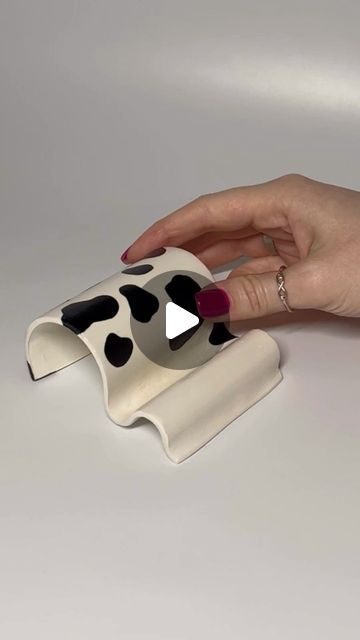 717K views · 44K likes | Sofi Sokolova on Instagram: "Clay Phone Holder🐮  Full tutorial on my YouTube channel (link in bio)  Here’s what you’ll need to create your masterpieces:  - air dry clay - acrylic paints - varnish gloss  #airdryclay #airdryclayart #claycraft #phoneholder #diyideas" What To Make From Air Dry Clay, Air Dry Clay Phone Stand, Pottery Air Dry Clay, Support Telephone Diy, Air Dry Clay Phone Holder, Air Dry Clay Glasses Holder, Phone Holder Clay, Clay Phone Holder, Diy Clay Crafts Air Dry