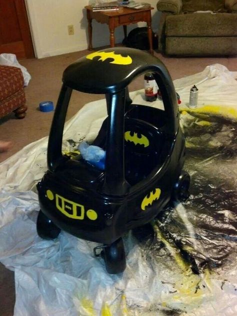 That's a bat mobile Superhero Furniture, Batman Mobile, Batman Ideas, Superhero Ideas, Batman Room, Mermaid Song, Baby Batman, Alex Toys, Toddler Car