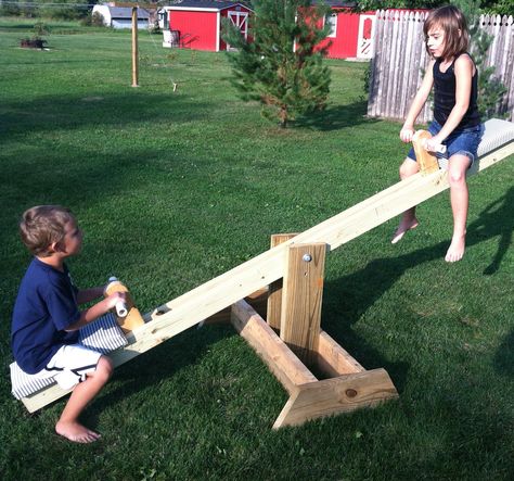 Diy Teeter Totter, Scrap Wood Diy, Kids Seesaw, Diy Outdoor Toys, Outdoor Wood Projects, Teeter Totter, Scrap Wood Crafts, Diy Playground, Outdoor Toys For Kids