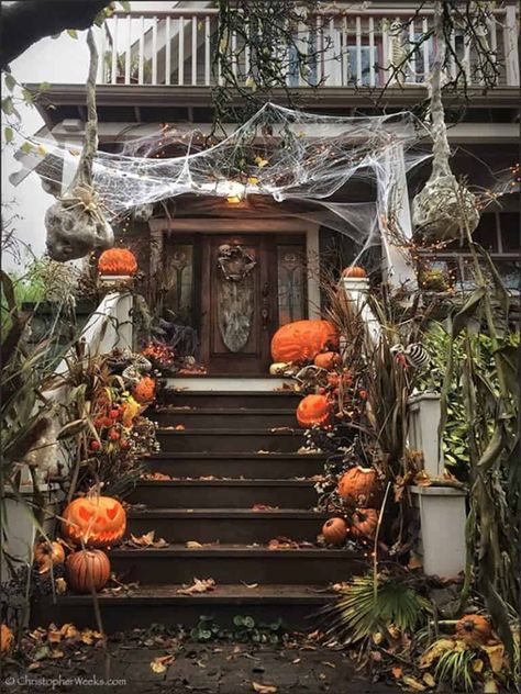 20+ Frightfully Fun Halloween Front Porch Decorating Ideas Porche Halloween, Orchard House, Victorian Halloween, Casa Halloween, Halloween Front Porch Decor, Modern Halloween, Halloween Front Porch, Decor Shabby Chic, Fall Decorations Porch