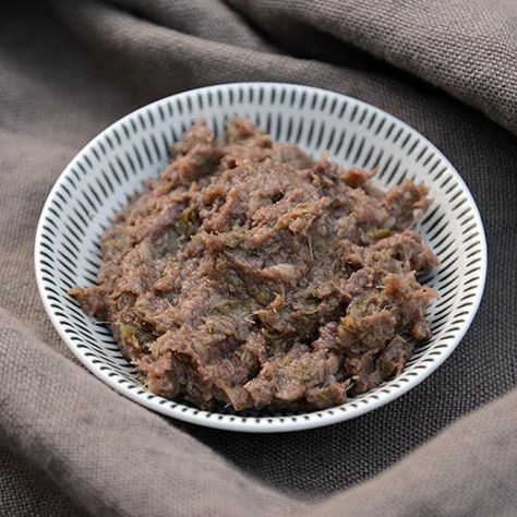 Spécialité traditionnelle de la cuisine provençale, l'anchoïade est une recette qui se déguste à l'apéritif sur du pain, avec des crudités. Tapenade, Chutney, Good Food, Condiments, Food And Drink, Pie, Sauce, Drinks, Thermomix