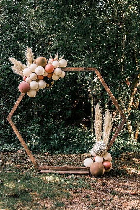 organic balloons, brown pallet, beige, animal print, pampas, cake, wood, photo background, driedflowers, black, cake decoration, hexagon Hexagon Birthday Decor, Black Cake Decoration, Brown Pallet, Pampas Cake, Hexagon Photo, Mud Kitchens, Valentines Dinner, Brown Nature, Party Backdrops