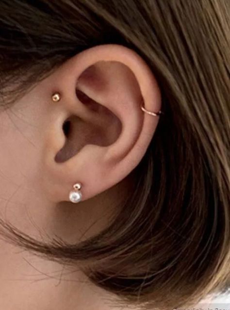 Minimal Piercings, Ear Piercing Helix, Piercing Face, Vintage Tattoos, Piercings Ear, Gold Ear Jacket, Helix Piercings, Multiple Ear Piercings, Cute Ear Piercings