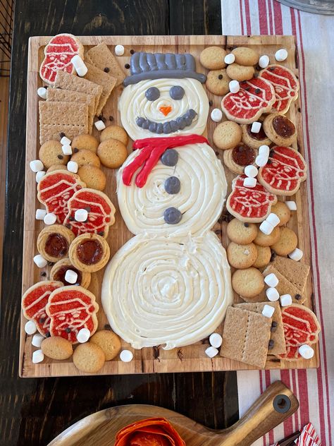 Icing Charcuterie Board, Buttercream Icing Charcuterie Board, Christmas Buttercream Board Ideas, Buttercream Board Ideas Christmas, Snowman Dinner Ideas, Christmas Desserts Charcuterie Board, Buttercream Board Charcuterie, Icing Board Charcuterie, Snowman Charcuterie