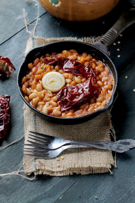 Best Recipes from The Balkans Countries ... MACEDONIA: Baked beans (Tavce Gravce) Recipe Tavce Gravce, Macedonian Food, Bean Stew, Vegetarian Meal, Tasty Vegetarian Recipes, Minced Meat, Delicious Vegetarian, Baked Beans, Naan