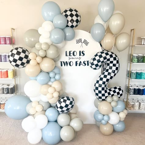 ZWEI schnelles Thema l Zwei schnelle DIY Ballons Kit l Wachsende Zwei schnelle Geburtstagsthema l Zwei schnelle Ballons l Auto Thema Geburtstag l Ballongirlande Unser stressfreies, party-fertiges DIY-Ballongirlanden-Kit bringt zusätzlichen Pop auf Ihre Party! Unser Ziel bei den Kits ist es, dass jeder es wie ein professioneller Ballonkünstler zusammenbauen kann! Jedes Kit kann für verschiedene Anlässe wie Babyparty, Brautpartys, Geburtstage und vieles mehr verwendet werden! ⭐Was ist in Ihrem Kit enthalten!⭐ -Ein Sortiment von 5 , 11 , und 17 Zoll Latexballons -QR-Code für Tutorial-Video. (Wir zeigen dir, wie du auch ohne Girlandenstreifen vorgehen kannst. - Schriftliche Anleitung -Klebepunkte -Girlanden-Streifen -Materialien zu Baukasten. (Gummibänder, 260 weiße lange Ballons, um Ihre Girl Two Fast Retro Birthday, Fast One Party Decor, Vintage Fast One Birthday, Two Fast Pool Party, Fast One Balloon Garland, 2 Fast Themed Birthday Party, Two Fast Birthday Balloons, Two Fast Birthday Balloon Garland, Two Fast Balloon Arch