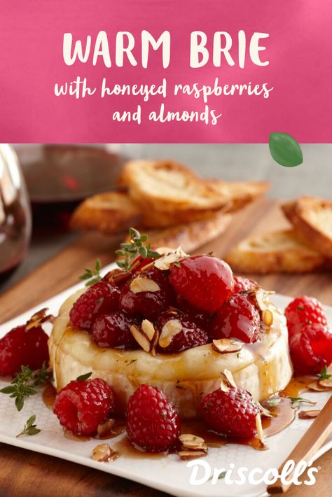 Raspberry Brie Appetizer, Brie Wheel Recipes, Berry Appetizers, Strawberry Appetizers, Brie Toppings, Raspberry Brie, Brie Cheese Appetizer, Creative Appetizers, Brie Cheese Recipes