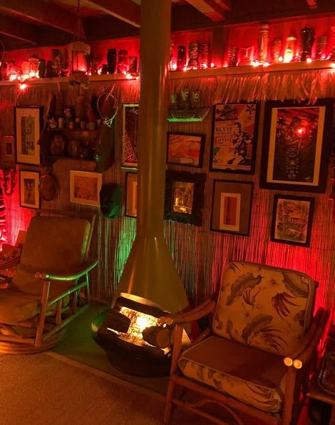 Tiki Lounge Backyard, Beach Tiki Bar Aesthetic, Christmas Tiki Bar, Indoor Tiki Bar Ideas, Tiki Bathroom Ideas, Home Tiki Bar Ideas, Tiki Bar Aesthetic, Tiki Balcony, Tiki Bathroom