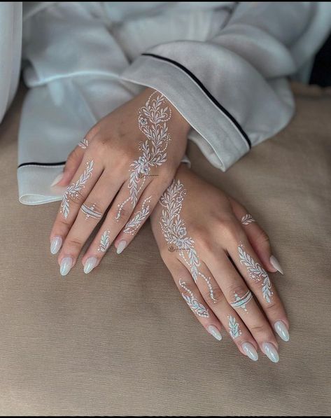 White Henna Minimalist, Henna Simple Putih, White Mehndi Designs, White Henna Designs Simple, White Henna Simple, Henna Putih Pengantin Simple, White Henna Wedding Simple, Henna Wedding Simple, Henna Art Wedding