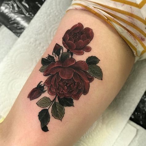 Some dark red roses for Laura 🌹 Dark Red Flower Tattoo, Dark Red Rose Tattoo, Dark Red Tattoo, Dark Cover Up Tattoos, Rose Cover Up Tattoo, Tattoo Para, Rose Tattoo Cover Up, Dark Roses Tattoo, Red Flower Tattoos