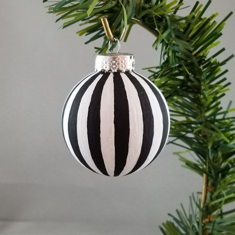 Gothic Christmas Tree Topper, Beetlejuice Christmas Decorations, Beetlejuice Christmas Tree Ideas, Beetle Juice Christmas Tree, Beetlejuice Gift Ideas, Goth Christmas Diy, Beetlejuice Tree, Beetlejuice Christmas Tree, Diy Nightmare Before Christmas Ornaments