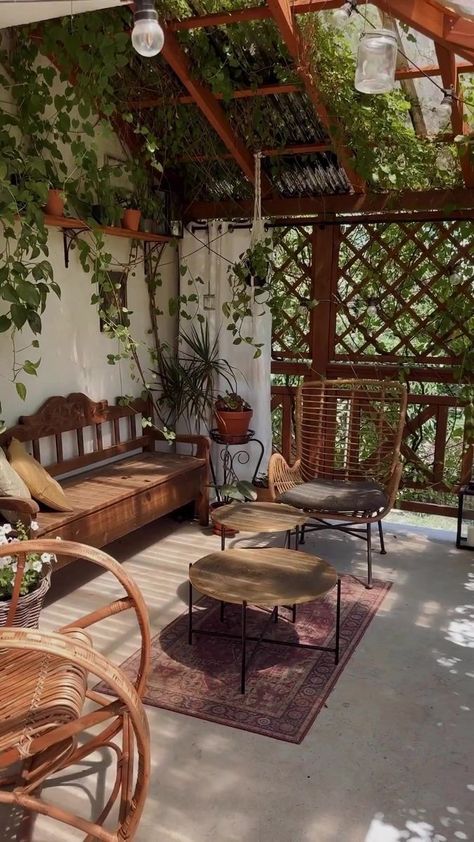 Small Patio With Pergola, Jungle Backyard Ideas, Jungle Balcony, Veranda Inspiration, Outdoor Events Decor, Urban Jungle Interior, Shade Garden Design, Small Outdoor Patios, Balcony Decoration