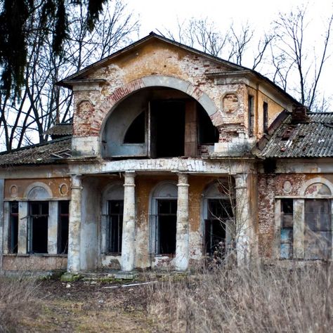 50 Abandoned Houses That Would Look Great Restored | Family Handyman Quarter Quell, Old Abandoned Buildings, Abandoned Property, Old Abandoned Houses, Abandoned Mansion, Gorgeous Houses, Abandoned Mansions, Places In Europe, Haunted Places