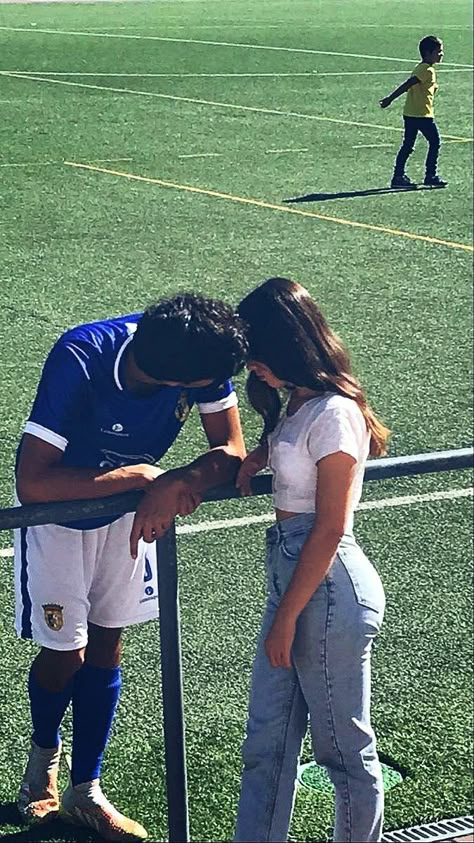 Romantic Photos Aesthetic, Cute Soccer Couples, Relationship Milestones, Soccer Couples, Best Soccer Shoes, Football Girlfriend, Football Couples, Friendship Photography, Friendship Photoshoot