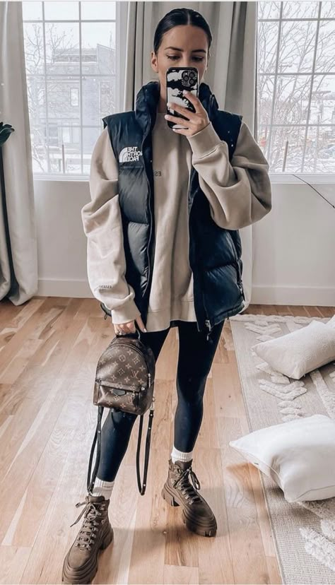 Ozweego Outfit Women, 90s Chola, 90s Chola Fashion, Outfits 2023 Fall, Fall Outfits 2023, Look Formal, Beige Outfit, Plain Blouse, Outfits 2023