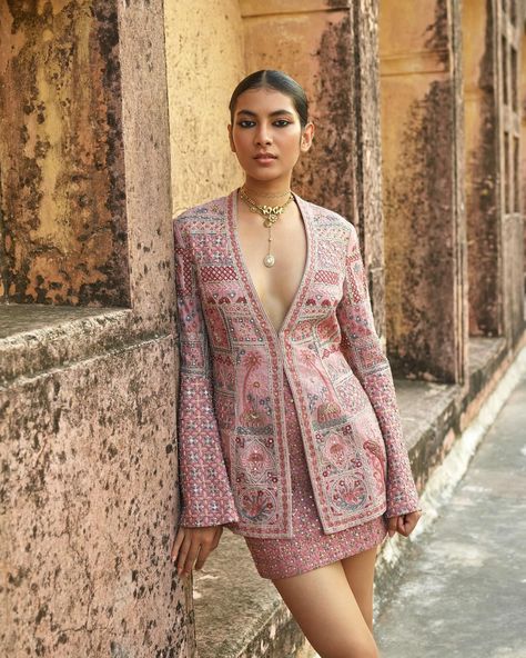 Aesthetic Indo Western Outfits, Ethnic Fusion Outfits, Indian Fusion Dress, Indo Western Wedding Outfits Women, Indian Western Outfits, South Indian Attire, Indowestern Outfits Wedding Women, Indo Western Outfit Ideas, Unique Indian Outfits