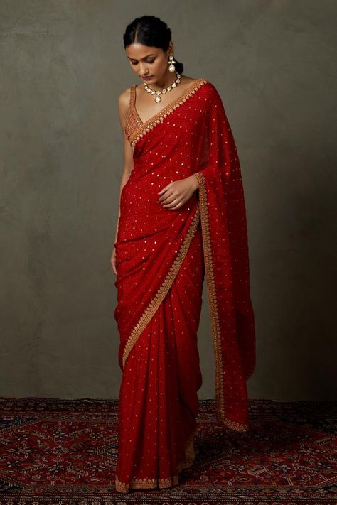 Sari Traditional Indian, Red Saree Look Modern, Character Wardrobe, India Wedding, Ritu Kumar, Desi Fashion Casual, Simple Sarees, Indian Dresses Traditional, Red Saree