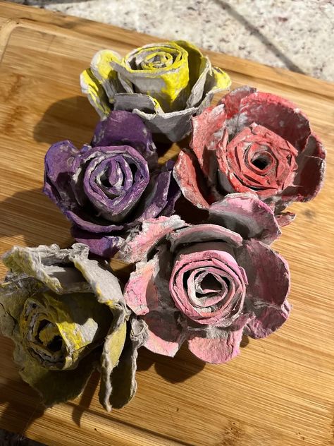 DIY Roses made from egg cartons Egg Carton Flowers Diy, Egg Crate Flowers, Egg Carton Flowers, Egg Cartons, Egg Carton Crafts, Egg Crates, Love Roses, Diy Roses, Easy Flower