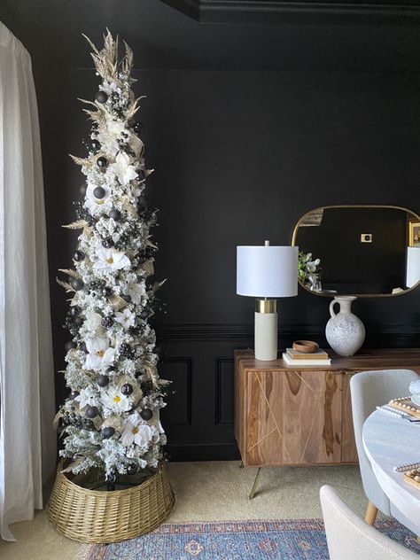 Pencil Xmas Tree Decorating Ideas, Christmas Tree Inspiration White, Xmas Ornaments Diy, Christmas Tree Inspiration Simple, Christmas Tree Designs, Christmas Decor Ideas 2023, Slim Christmas Tree, Pencil Trees, Tree Inspiration