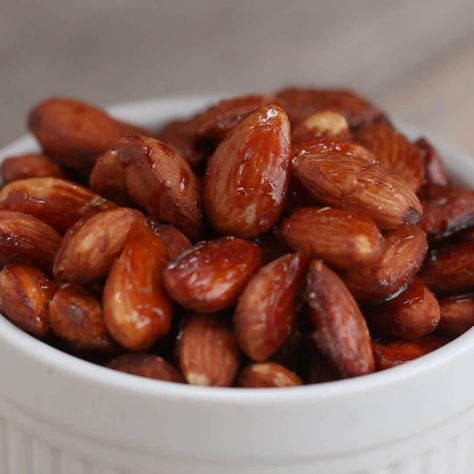 Sweet And Salty Roasted Almonds Roasted Almonds Recipe, Arabisk Mad, Honey Roasted Almonds, Tiny Bites, Crispy Chickpeas, Honey Almonds, Superbowl Snacks, Raw Almonds, Honey Roasted