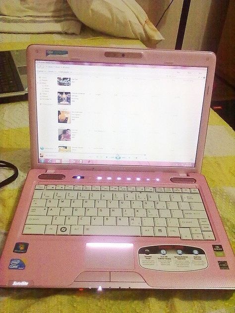 Pink Laptop, Retro Gadgets, 2000s Aesthetic, Flip Phones, Pink Girly Things, Cool Tech, Computer Laptop, Pink Aesthetic, Things To Buy